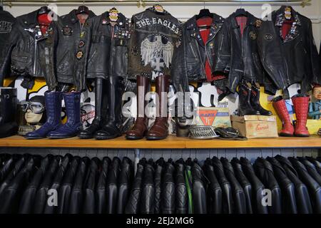 Royaume-Uni / Londres/Lewis Leathers /Boutique intérieur de Lewis Leathers avec collection de vestes en cuir vintage . Banque D'Images