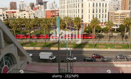 SAN DIEGO, CALIFORNIE, États-Unis - 30 JANVIER 2020 : tramway rouge MTS et horizon urbain de la métropole, gratte-ciel en hauteur dans le centre-ville. De la vue aérienne ci-dessus, Banque D'Images