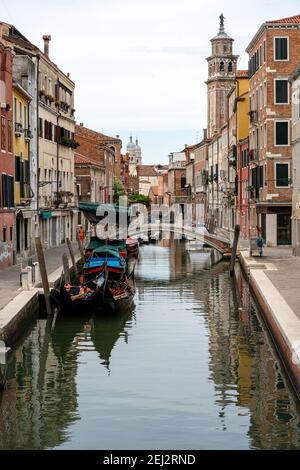Petit canal avec gondoles traditionnelles vues dans la vieille ville de Venise, Italie Banque D'Images