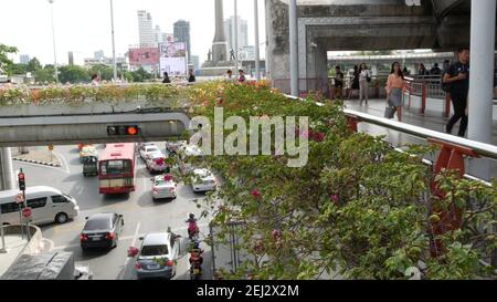 BANGKOK, THAÏLANDE - 10 JUILLET 2019 : circulation à l'heure de pointe près de Victory Monumet dans la capitale de Krungthep. Célèbre site asiatique et destination de voyage. Centre-ville Banque D'Images