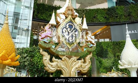 BANGKOK, THAÏLANDE - 11 JUILLET 2019 : décoration orientale placée à l'intérieur du centre commercial. Décoration symbolique de la famille royale, extérieur vert de Siam Paragon sho Banque D'Images