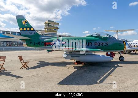 Canadair CL-13B Sabre 6 avion de chasse vintage aux couleurs de l'US Air Force exposé au salon de l'Air de Paris. France - 20 juin 2019 Banque D'Images