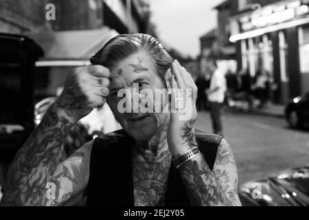 Teddy boy peignant les cheveux , Tattoo Tom, The Pavilion, Londres, Royaume-Uni Banque D'Images