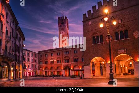 14 février 2021, Trévise, Italie : Piazza dei Signori (place du Seigneur) à Trévise à l'aube. En arrière-plan, la tour de la ville, sur la droite Palazzo dei tr Banque D'Images