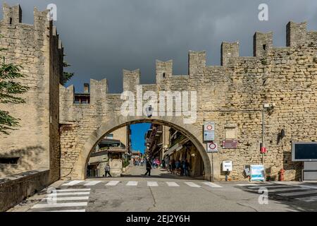 Porta della Fratta est l'une des entrées de la Centre historique de Saint-Marin situé au sommet de Monte Titano Banque D'Images