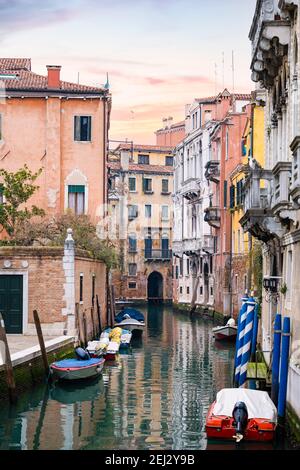Vue imprenable sur une allée de Venise avec des bâtiments donnant sur l'un des canaux qui traversent la ville. Un bel aperçu au lever du soleil. Banque D'Images