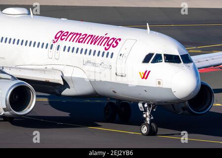 Eurowings Airbus A319 en train de rouler après l'atterrissage à l'aéroport de Düsseldorf. Allemagne - 7 février 2020 Banque D'Images