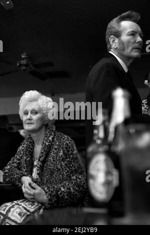 Teddy Boy couple à l'intérieur d'un pub à Luton, Royaume-Uni Banque D'Images