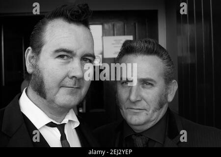 Deux Teddy Boys à l'intérieur d'un pub à Luton, Royaume-Uni Banque D'Images