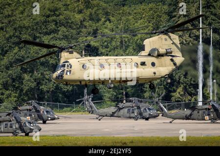 L'hélicoptère de transport de l'ARMÉE AMÉRICAINE Boeing CH-47F Chinook décollait en arrière-plan avec DES hélicoptères UH-60 Blackhawk. Pays-Bas - 2 juillet 2020 Banque D'Images