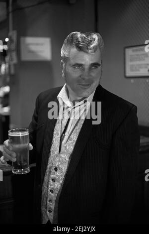 Un jeune garçon fait un piff impeccable Banque D'Images