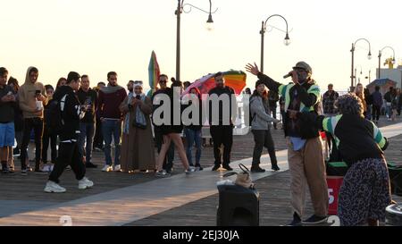 SANTA MONICA, LOS ANGELES CA USA - 19 décembre 2019 : un artiste de rue afro-américain danse sur la promenade. Deux danseurs noirs positifs d'origine ethnique ayant le fu Banque D'Images