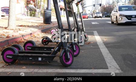 SAN DIEGO, CALIFORNIE, États-Unis - 4 JANVIER 2020 : rangée de scooters électriques en commun garés dans la rue dans le quartier Gaslamp. Location de vélos publics sans quai, éco t Banque D'Images