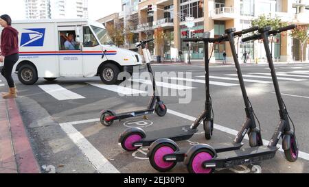 SAN DIEGO, CALIFORNIE, États-Unis - 4 JANVIER 2020 : rangée de scooters électriques en commun garés dans la rue dans le quartier Gaslamp. Location de vélos publics sans quai, éco t Banque D'Images