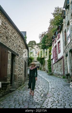 Femme avec un chapeau marchant dans la ville de Dinan. France octobre 2018 Banque D'Images