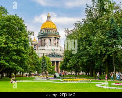 Vue imprenable sur la cathédrale Saint Isaac depuis le jardin d'Alexandre, Saint-Pétersbourg, Russie Banque D'Images