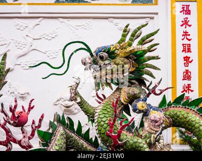 Détail du dragon chinois dans la fontaine de l'arrière-cour de la salle d'assemblée de Phuc Kien, Hoi an, Vietnam Banque D'Images