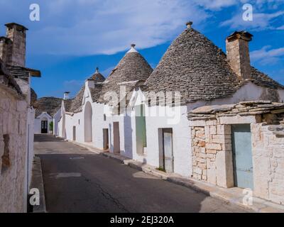 Vue imprenable sur Alberobello avec les maisons traditionnelles de trulles, région d'Apulia, sud de l'Italie Banque D'Images