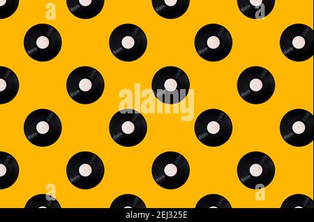 Motif de disques vinyles sur fond jaune. Composition tendance minimale Banque D'Images