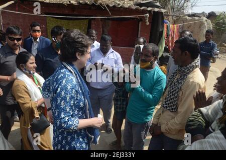 Prayagraj, Uttar Pradesh, Inde. 21 février 2021. Prayagraj: Secrétaire général de toute l'Inde Comité du Congrès Priyanka Gandhi Vadra est arrivé au village de Baswar pour rencontrer Boatman à Prayagraj le dimanche 21 février 2021. Credit: Prabhat Kumar Verma/ZUMA Wire/Alamy Live News Banque D'Images