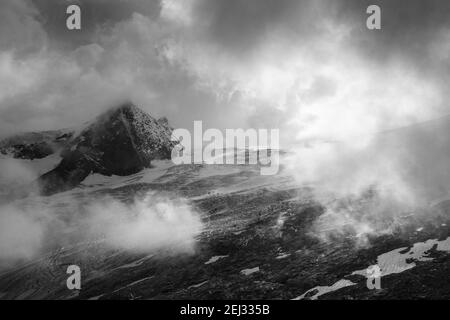 Soleil et nuages au-dessus du glacier de Schlatenkees. Groupe de montagne Venediger. Osttirol. Alpes autrichiennes. Europe Banque D'Images