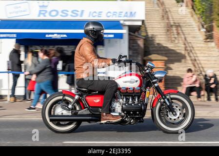 Honda Valkyrie pilote de moto passant devant le glacier Rossi sur l'Esplanade de l'Ouest à Southend on Sea, Essex, Royaume-Uni, lors d'une journée ensoleillée pendant la COVID 19 Banque D'Images