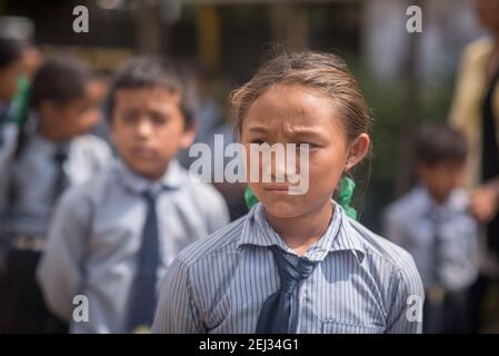 Pokhara, Népal. 09-15-2017. Une fille d'un village dans les montagnes du Népal va à l'école Banque D'Images