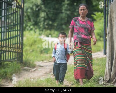 Pokhara, Népal. 09-15-2017. Mère d'un village dans les montagnes du Népal est d'amener son fils à l'école. Banque D'Images