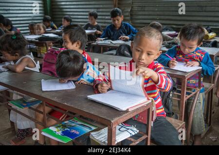 Pokhara, Népal. 09-15-2017. Les enfants d'un village dans les montagnes du Népal écrivent pendant la classe lorsqu'ils vont à l'école. Banque D'Images