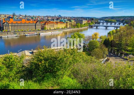 Vue à couper le souffle depuis la colline avec de vieux bâtiments colorés sur le front de mer et des ponts spectaculaires sur la Vltava, Prague, République Tchèque, E Banque D'Images