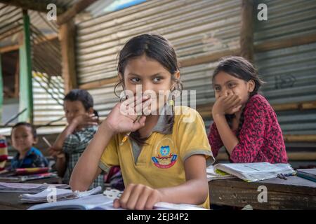 Pokhara, Népal. 09-15-2017. Fille d'un village dans les montagnes du Népal souriant pendant la salle de classe quand aller à l'école. Banque D'Images