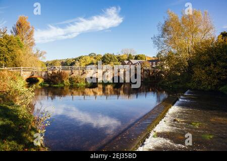 Vieux pont est un pont médiéval à cheval sur la rivière Wey par la ford dans un village historique en automne. Tilford Surrey Angleterre Royaume-Uni Grande-Bretagne Banque D'Images