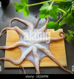 Une vue de dessus de pieuvre sur une planche à découper Banque D'Images