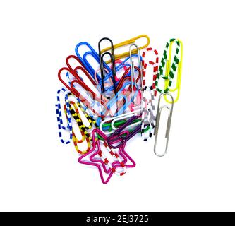 Photo d'une pile de trombones colorés sur fond blanc Banque D'Images