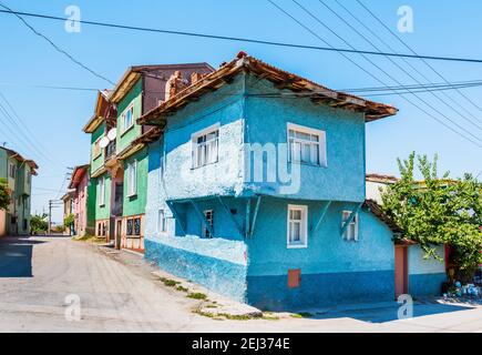 Vieilles maisons colorées à Odunpazari. Belle vue sur la rue à Odunpazari avec maisons historiques traditionnelles. Eskisehir, Turquie. Banque D'Images