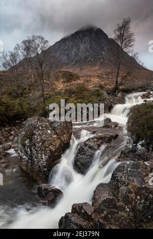 Superbe image de paysage de la cascade de Buachille Etive Mor en Écosse highlands le matin d'hiver avec une longue exposition pour un doux eau courante Banque D'Images