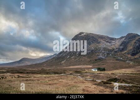 Superbe vue sur le paysage de Glencoe Valley dans les Highlands écossais Avec chaînes de montagnes dans un éclairage hivernal spectaculaire Banque D'Images