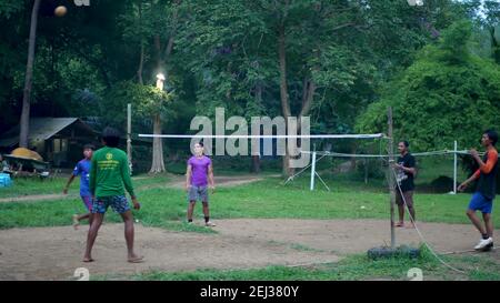 ANG THONG, THAÏLANDE - 9 JUIN 2019 : adolescents thaïlandais jouant au sepak takRAW dans le parc. Groupe d'hommes jouant au kick-volley contre les arbres verts dans la cour de lo Banque D'Images