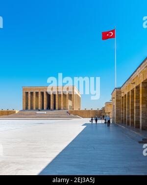 Vue SUR ANITKABIR avec beau ciel bleu. Anitkabir est le mausolée de Mustafa Kemal Ataturk. Ankara, Turquie. Banque D'Images