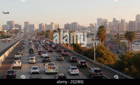 SAN DIEGO, CALIFORNIE, États-Unis - 15 JANVIER 2020 : autoroute interurbaine très fréquentée, embouteillage sur l'autoroute pendant les heures de pointe. Horizon urbain, gratte-ciel et landi Banque D'Images