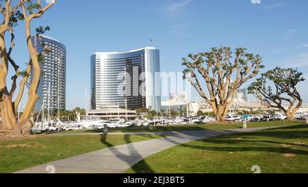 SAN DIEGO, CALIFORNIE États-Unis - 13 FÉVRIER 2020 : parc de la marina d'Embarcadero près de l'USS Midway et du centre de congrès. Hôtel Marriott près de Seaport Village. Luxe ya Banque D'Images