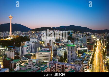 Vue de la nuit de Busan avec tour de Busan en Corée Banque D'Images