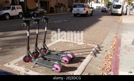 SAN DIEGO, CALIFORNIE, États-Unis - 4 JANVIER 2020 : rangée de scooters électriques en commun garés dans la rue dans le quartier Gaslamp. Location de vélos publics sans quai, éco t Banque D'Images