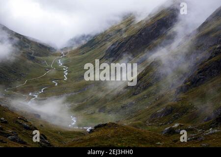 Vallée de Timmel (Timmeltal). Torrent alpin. Des nuages évocateurs. Groupe Venediger. Virginie. Alpes autrichiennes. Europe. Banque D'Images