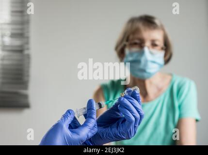 Médecin donnant une vaccination à une femme âgée. Protection contre les virus. COVID-2021. Banque D'Images