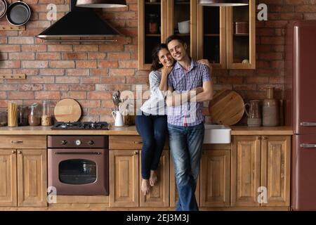 Portrait complet Happy couple debout dans la cuisine moderne Banque D'Images
