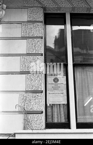 Royaume-Uni, West London, Notting Hill, 1973. Les grandes maisons de quatre étages en ruine et en ruine commencent à être restaurées et redécorées. L'affiche dans une fenêtre d'une maison indique « Rent Allowance Scheme - Apply now ». Banque D'Images