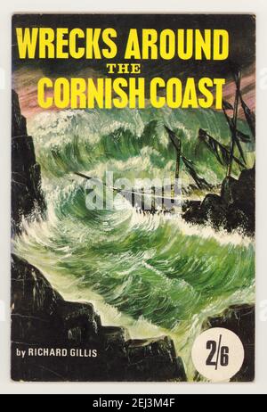 Brochure originale illustrée des années 60 sur les Wrecks autour de la côte cornish, y compris le Torrey Canyon (naufragé au large de la côte ouest de Cornwall, Angleterre, le 18 mars 1967) - 1ère édition, 1968 Banque D'Images