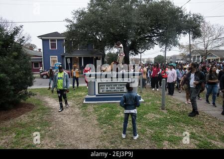 CTC Steppers, New Orleans social Aid and Pleasure Club second Line (Secondline) Parade Dancers on second Line Sunday. La Nouvelle-Orléans, Louisiane, États-Unis. Banque D'Images