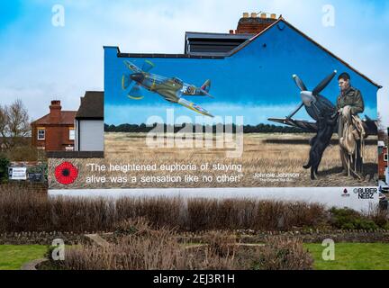 Loughborough, Leicestershire, Royaume-Uni. 21 février 2021. Une murale sur le côté d'un bâtiment à Loughborough décrit le légendaire vice-maréchal de l'air James Edgar 'Johnnie' Johnson, né localement. L'œuvre rend hommage au pilote Spitfire de la RAF de la Seconde Guerre mondiale, mieux connu sous le nom de Johnnie Johnson, qui a abattu plus d'avions ennemis que tout autre pilote de chasse allié pendant la guerre, en volant quelque 700 sorties opérationnelles. Peinte par Buber Nebz, la fresque fait partie du collectif Ladybird, qui est derrière plusieurs œuvres d'art apparaissant à Loughborough. Credit: Matt Limb/Alay Live News Banque D'Images